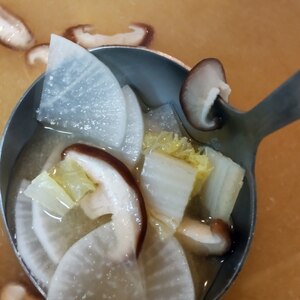 白菜と大根と椎茸の味噌汁